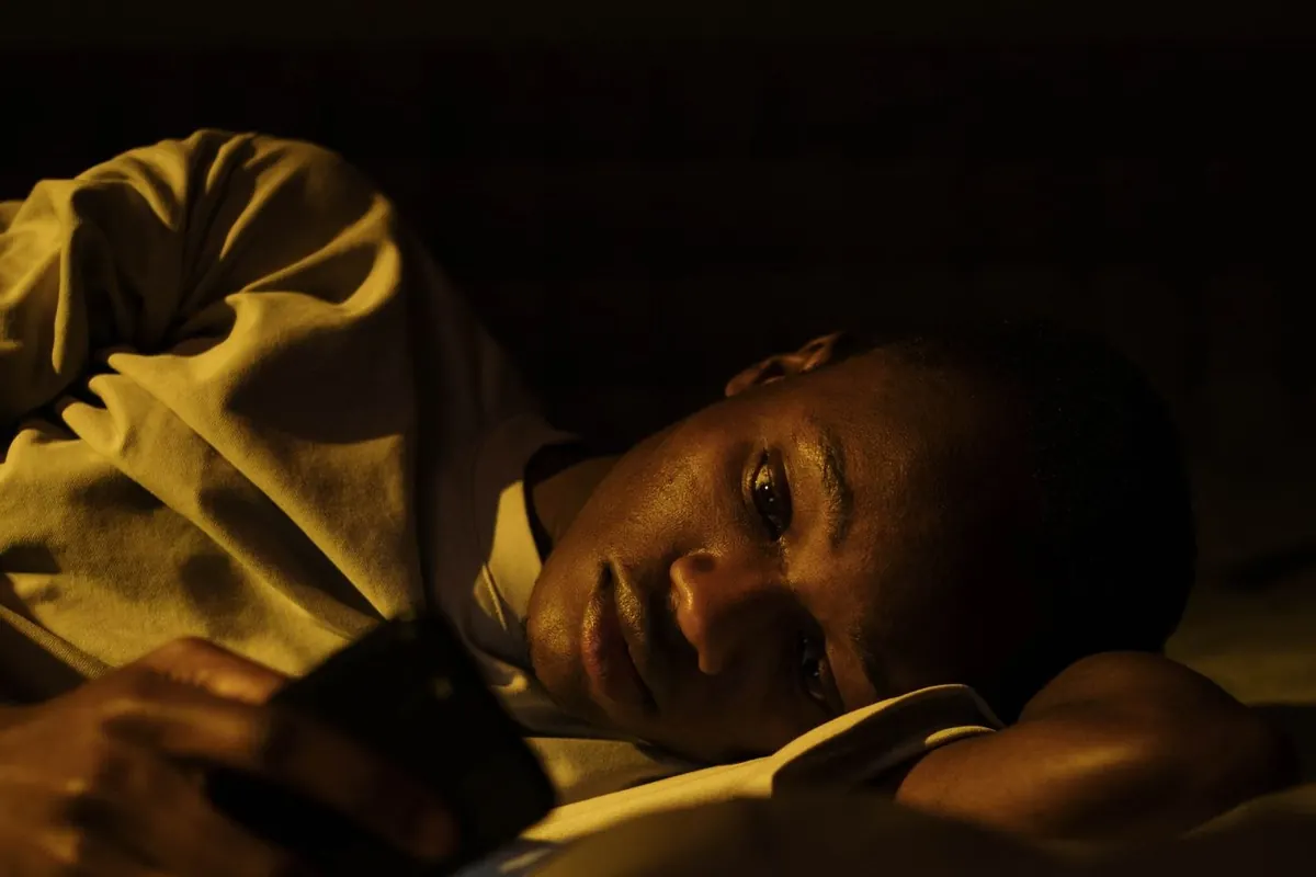 Femme éveillée dans son lit en pleine nuit